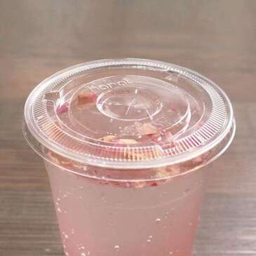 Flat Lid with Straw Slot, 12-24 Oz Drink Cup, Translucent, PET, (1000/Case), Karat C-KC626TS